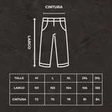 Pantalón deportivo de corte recto y ajuste cómodo, confeccionado en tejido ligero con acabado técnico. Presenta bolsillos laterales con cierre y un pequeño logo bordado en la parte superior.