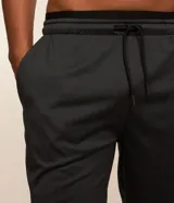 Bermuda deportiva masculina Get Over modelo alargado, confeccionada en microfibra color gris oscuro, con cintura elástica, cordón de ajuste y bolsillos laterales.