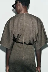 Vestido midi de escote en pico cruzado y manga corta. Presenta detalle de frunces en la cintura y un cinturón integrado con hebilla metálica a contraste.