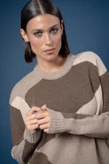 Buzo de punto con diseño abstracto que simula un paisaje, cuello redondo y mangas largas. Confeccionado en lana, presenta una combinación de colores en tonos beige, celeste y gris.