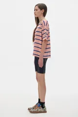 Remera oversized de rib a rayas horizontales color salmón y azul marino, con cuello redondo negro y mangas cortas.
