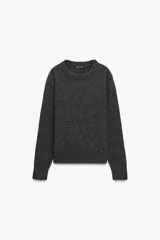 Jersey de cuello redondo y manga larga, confeccionado en una mezcla de cashmere y lana, con acabados en rib en puños, cuello y ruedo.