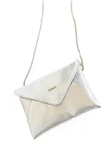 Cartera tipo sobre color plateado con acabado metalizado, solapa frontal en punta y diseño estructurado ideal para fiestas y eventos formales.