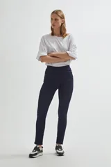 Jegging de jean oscuro tiro alto, con bolsillos traseros y cintura elástica.