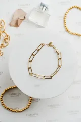 Pulsera dorada con cadena de eslabones rectangulares de acero quirúrgico con baño de oro 18k.