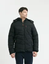 Campera capitoneada de poliéster color negro, con capucha desmontable, cierre frontal y bolsillo en el pecho con cierres engomados y tiradores en color naranja.