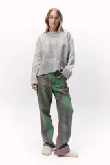 Sweater gris de tejido de punto con diseño de formas geométricas en tonos engamados. Confeccionado con lana de origen italiano.