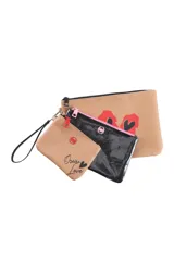 Set de tres necessaires de diferentes tamaños, confeccionados en materiales sintéticos. Incluye un necessaire grande de color marrón con estampado de labios rojos, un mediano negro con acabado brillante y uno pequeño marrón claro con la inscripción 'Oreiro Love' y tira de muñeca.