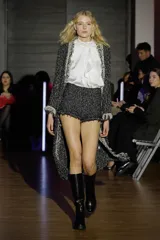 Short negro de tejido de punto con lurex y detalle de flecos en el ruedo.