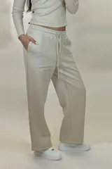 Pantalon deportivo de corte recto y tiro medio, confeccionado en tejido de algodón con cintura elástica y cordón ajustable. Presenta un diseño holgado y cómodo.