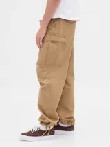 Pantalón cargo de corte recto y holgado, color negro, con bolsillos laterales tipo cargo y bolsillos traseros.