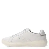 Zapatos casuales Freeway modelo Duo 01, color blanco, confeccionados en cuero con diseño de cordones y suela elevada. Presentan detalle de logo grabado en la lengüeta y costuras decorativas en el lateral.