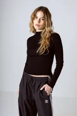 Top negro de tejido de punto con cuello alto y mangas largas.