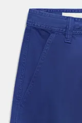 Pantalón cargo de tiro medio con corte oversize, bolsillos laterales con solapa en las piernas y bolsillos de plastrón en el delantero. Cuenta con trabillas, lazadas ajustables en la cintura y cierre frontal con cremallera y botón.