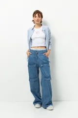 Pantalón cargo ancho de tiro bajo, color azul denim, con múltiples bolsillos.
