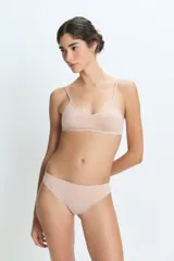 Top deportivo de diseño minimalista, sin costuras, con escote en V y breteles finos. Confeccionado en tejido elástico de tacto suave.