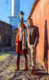 Pantalón cargo azul marino de algodón, con bolsillos laterales y corte recto.