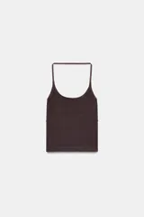 Top corto de cuello halter con diseño seamless, confeccionado en tejido elástico y ajustado al cuerpo.