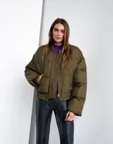 Campera bomber verde militar con cierre frontal y diseño acolchado.