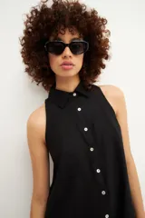 Lentes de sol con montura hexagonal color carey y lentes negras.