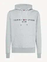 Buzo hoodie gris de Tommy Hilfiger con logo bordado en el pecho, cordones blancos y bolsillo tipo canguro.