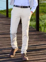 Pantalón de gabardina color gris, corte recto, con bolsillos laterales y traseros.