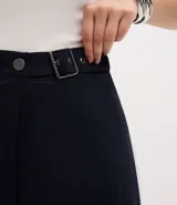 Pollera midi de corte sastre confeccionada en crepé, con diseño cruzado y detalle de hebilla lateral. Presenta un estilo elegante y sofisticado con caída fluida.