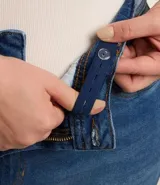 Bermuda ciclista de jean azul de tiro alto con terminación deshilachada.