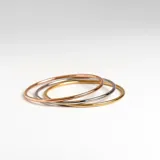 Pulsera rígida plateada de acero, lisa y redonda.