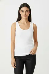 Musculosa de algodón con elastano, de corte ajustado al cuerpo y cuello redondo.