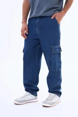 Pantalón cargo de denim negro con corte holgado, bolsillos laterales con solapa y cierre frontal con botón.