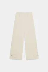 Pantalón culotte de tiro alto en color beige, con pernera ancha, bolsillos delanteros de vivo y bajo ajustable mediante trabillas con botón.