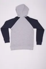 Buzo canguro de felpa con capucha y cordones ajustables. Presenta un diseño bicolor con cuerpo en gris y mangas raglán en azul marino, además de un bolsillo tipo canguro frontal y logo bordado en el pecho.
