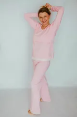 Pijama largo de lactancia color rosa, confeccionado en tela suave. La remera de manga larga cuenta con apertura para amamantar y el pantalón tiene elástico ajustable en la cintura.
