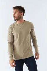 Remera básica de hombre color blanco, de manga larga y escote redondo, con logo y arte estampado en el pecho que dice "NEVER STOP EXPLORING Established in Torino, Italy. Since 1971".