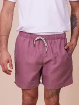 Short de baño color lila con cintura elastizada y cordón ajustable.