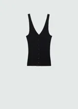 Top de punto fino con diseño entallado, escote en pico y cierre frontal con botones. Presenta un acabado acanalado y tirantes anchos.