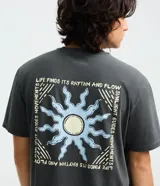 Remera de algodón con efecto desteñido, cuello redondo y manga corta. Presenta un estampado gráfico en la espalda con un sol estilizado y lettering decorativo.