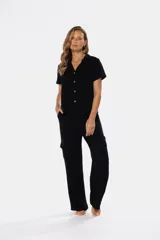 Pantalón cargo negro de lino, de corte recto y holgado, con bolsillos laterales en las piernas y cintura elástica.