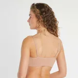 Pack de dos tops de canalé sin costuras, tipo soutién deportivo de uso diario. Uno en color tostado y otro en color blanco, con tirantes finos.
