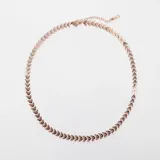 Gargantilla choker color oro rosa con diseño de espiga labrada.