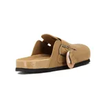 Zueco de cuero color camel con una tira ajustable con hebilla metálica y suela de goma.