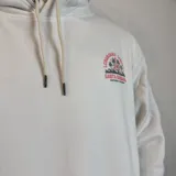 Canguro color gris topo con capucha, de corte regular. Presenta un estampado gráfico en la espalda con texto en color blanco.