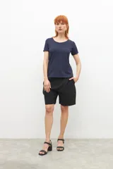 Remera de manga corta color azul marino, con escote amplio tipo barco o redondeado.