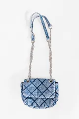 Bandolera azul de denim con diseño matelasseado de rombos y cadena plateada.