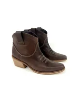 Bota texana corta de cuero color marrón chocolate, con taco de madera y bordados decorativos en el empeine.