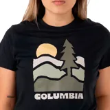 Remera negra Columbia modelo Ruby Springs Graphic con estampa frontal inspirada en la naturaleza, que incluye un pino, montañas y el nombre de la marca.