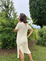 Vestido remerón largo color crudo, con escote en V y mangas cortas. Confeccionado en morley de algodón orgánico y bambú.