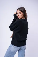 Sweater de punto con diseño de trenzas y rombos, color marrón, de cuello redondo y corte holgado.