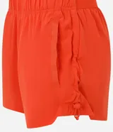 Bermuda deportiva color naranja, confeccionada en tejido técnico transpirable con tecnología Dry. Presenta cintura elástica, bolsillos laterales y cordones laterales ajustables que permiten fruncir el largo de la prenda.